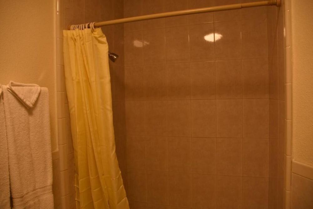 Baycities Motel photo 22