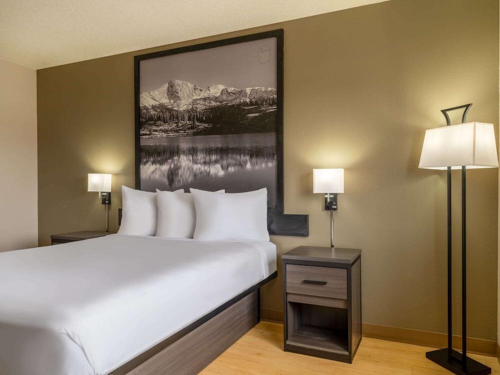 Super 8 by Wyndham Clinton photo 10