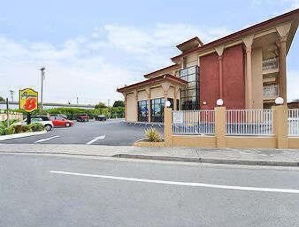 Super 8 by Wyndham Vallejo/Napa Valley photo 2