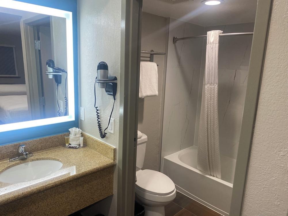 Days Inn by Wyndham El Paso West photo 17
