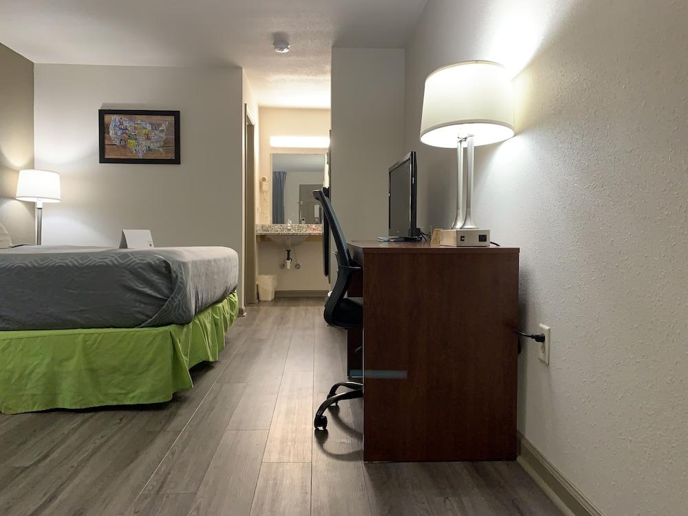 Econo Lodge Troy photo 33