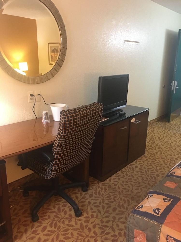 A Victory Hotel - Southfield photo 8