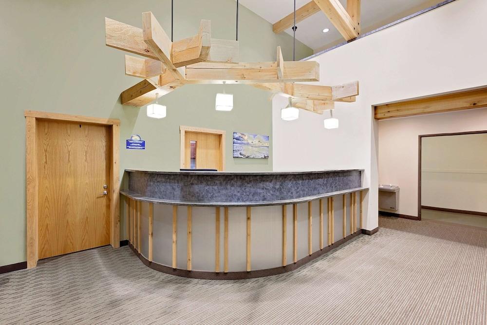 Days Inn by Wyndham Cadillac photo 3