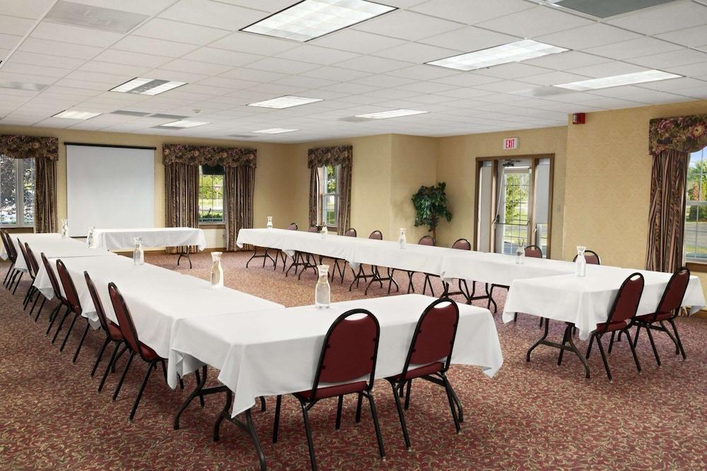 Days Inn by Wyndham Grayling photo 13