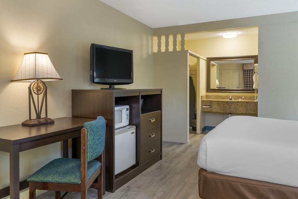 University Inn & Suites photo 11