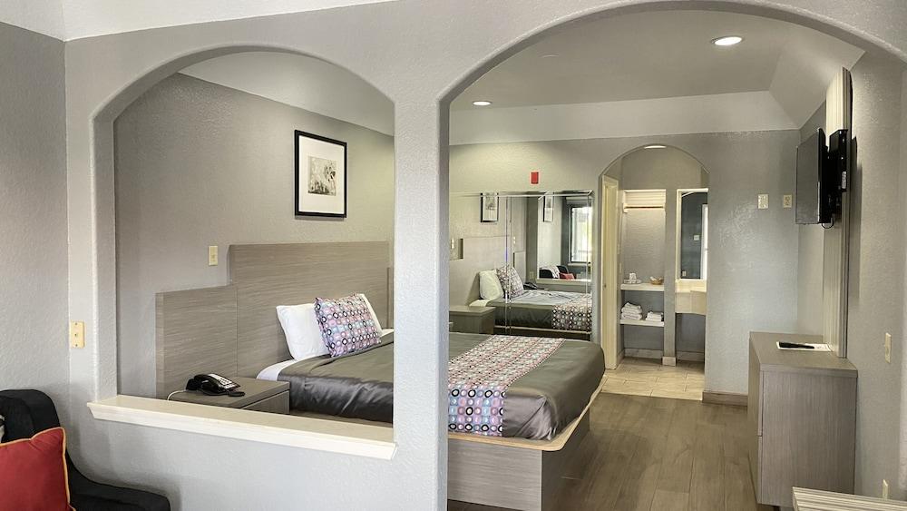 Island Suites photo 9