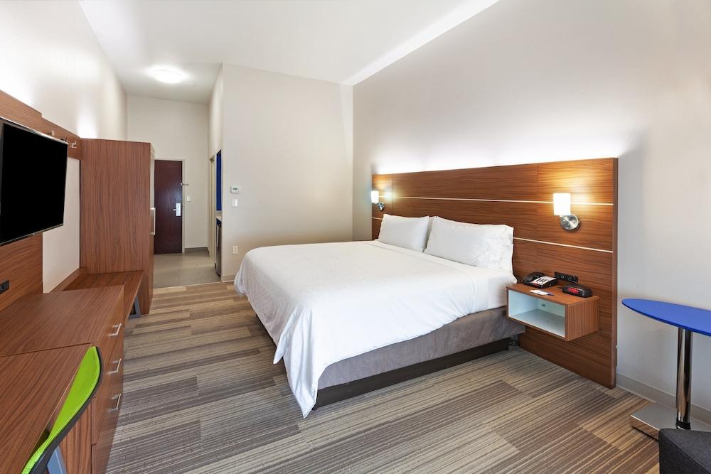 Holiday Inn Express Hotel & Suites Orange by IHG photo 9