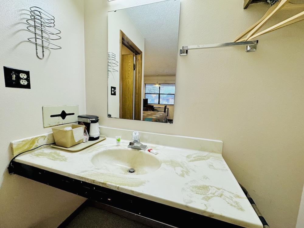 Americas Best Value Inn Jay photo 10