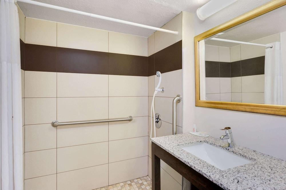 Days Inn by Wyndham Birmingham/West photo 9
