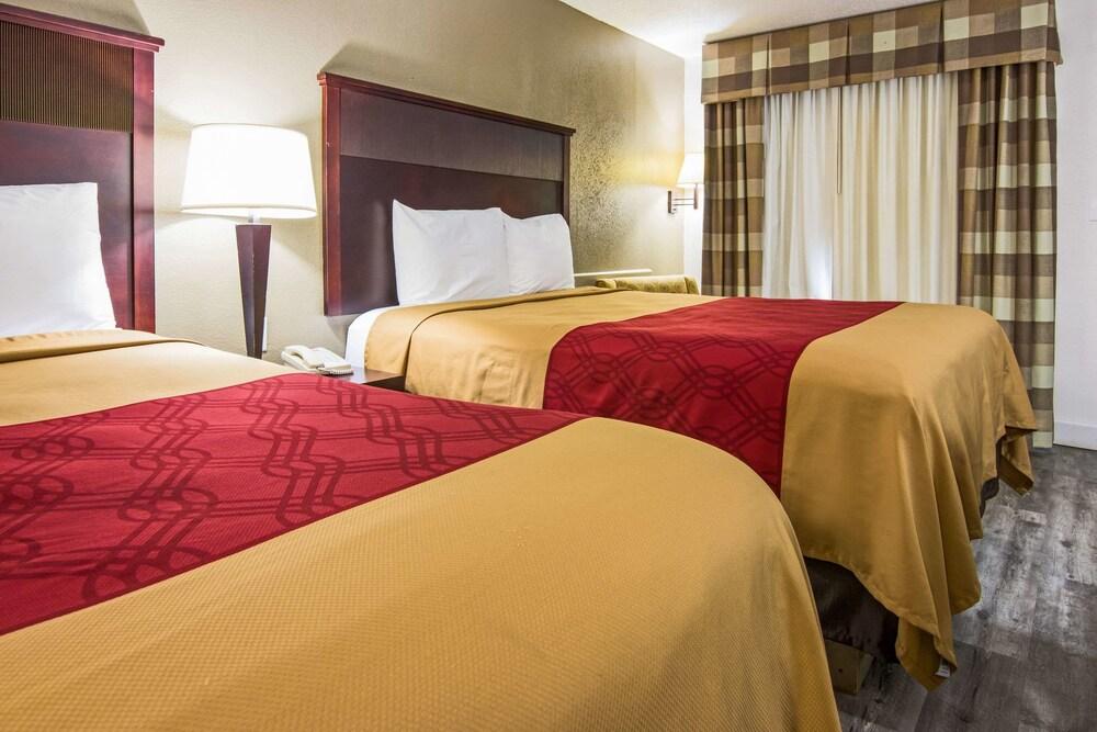 Econo Lodge Inn & Suites Macon North photo 13