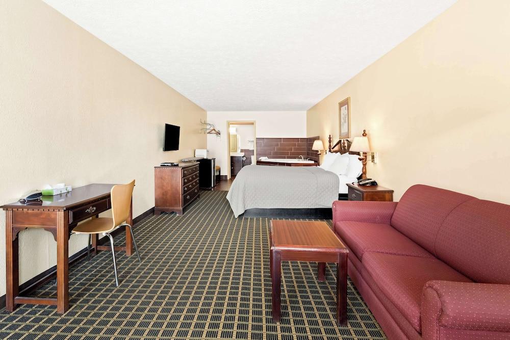 Americas Best Value Inn & Suites Mt. Pleasant photo 8