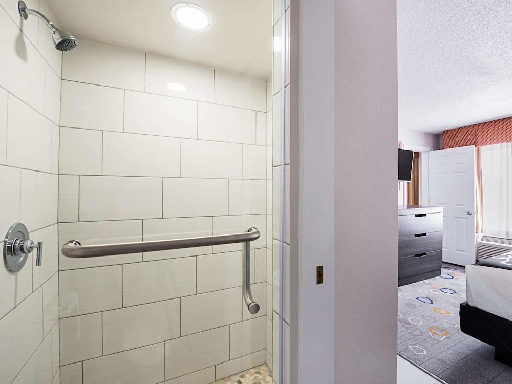 La Quinta Inn & Suites by Wyndham Minneapolis Northwest photo 8