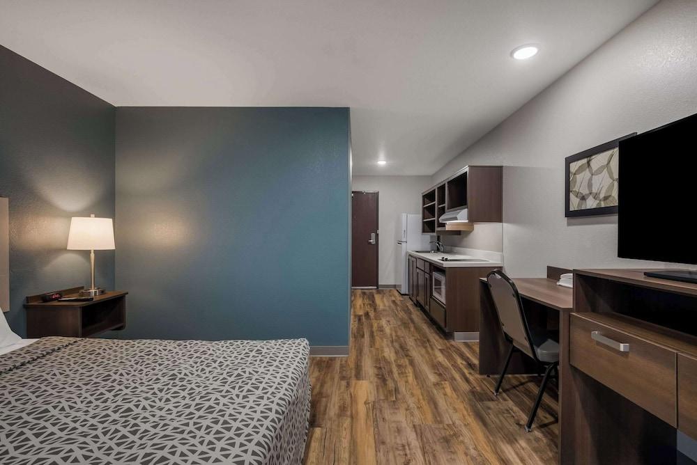 Woodspring Suites Milwaukee - Menomonee Falls photo 10