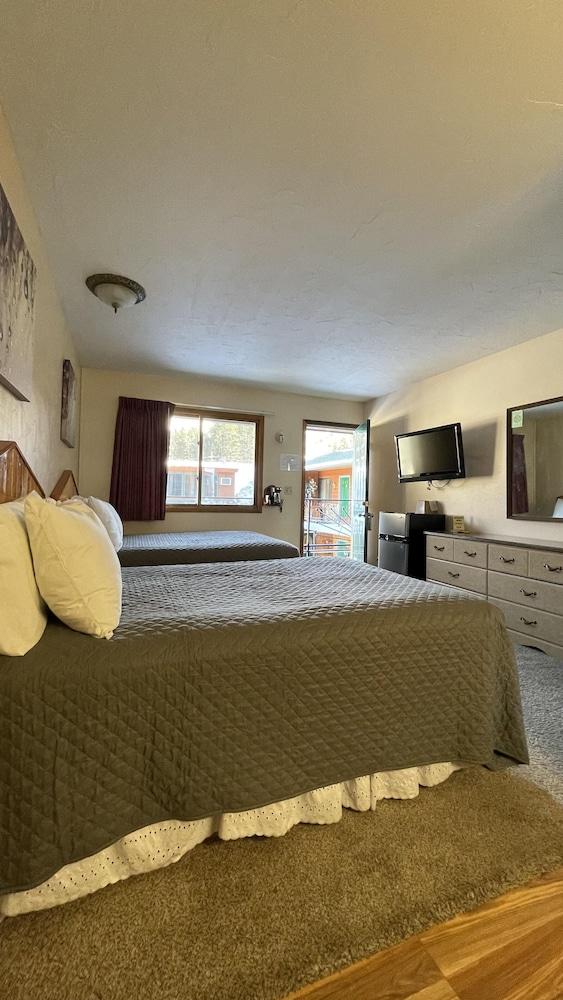 Cedar Wood Inn photo 18