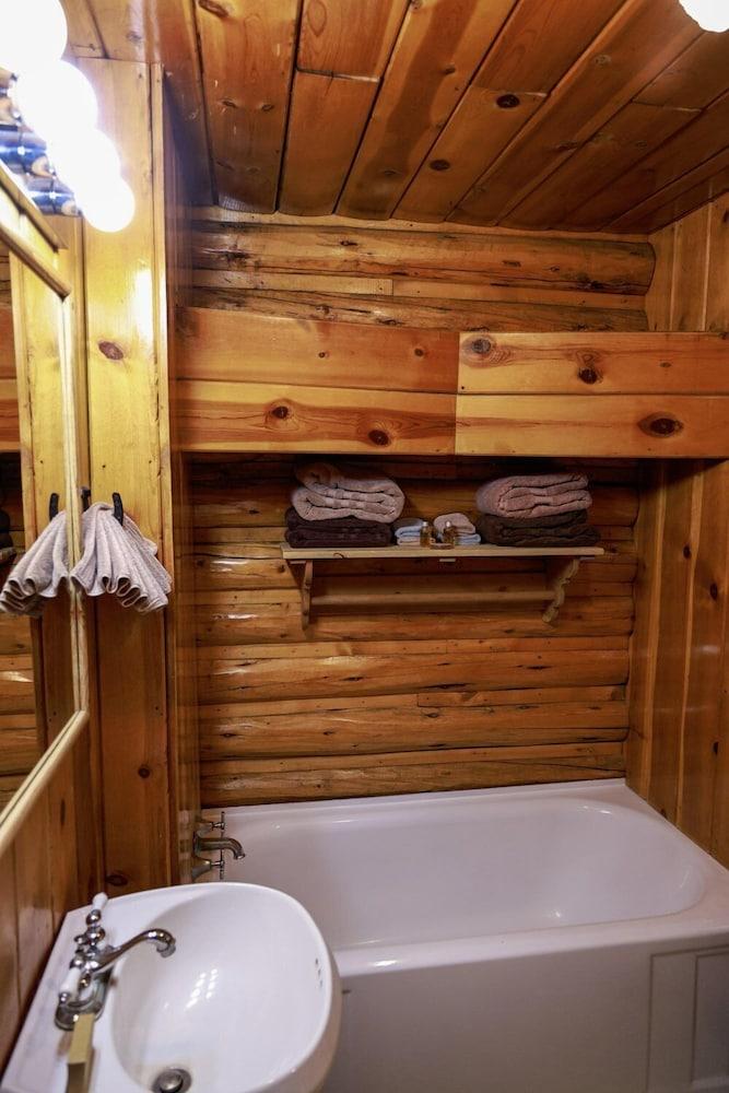 Twin Pines Lodge & Cabins photo 41