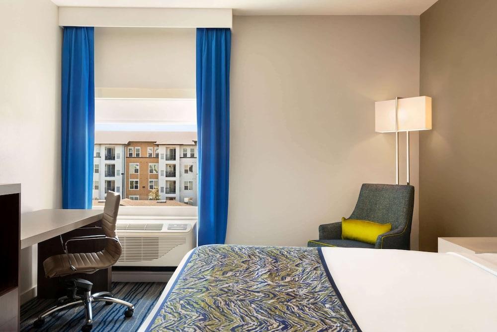 La Quinta Inn & Suites by Wyndham Orlando - IDrive Theme Parks photo 2