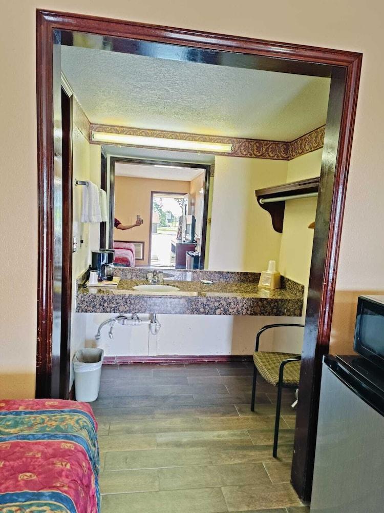 Victorian Inn photo 17