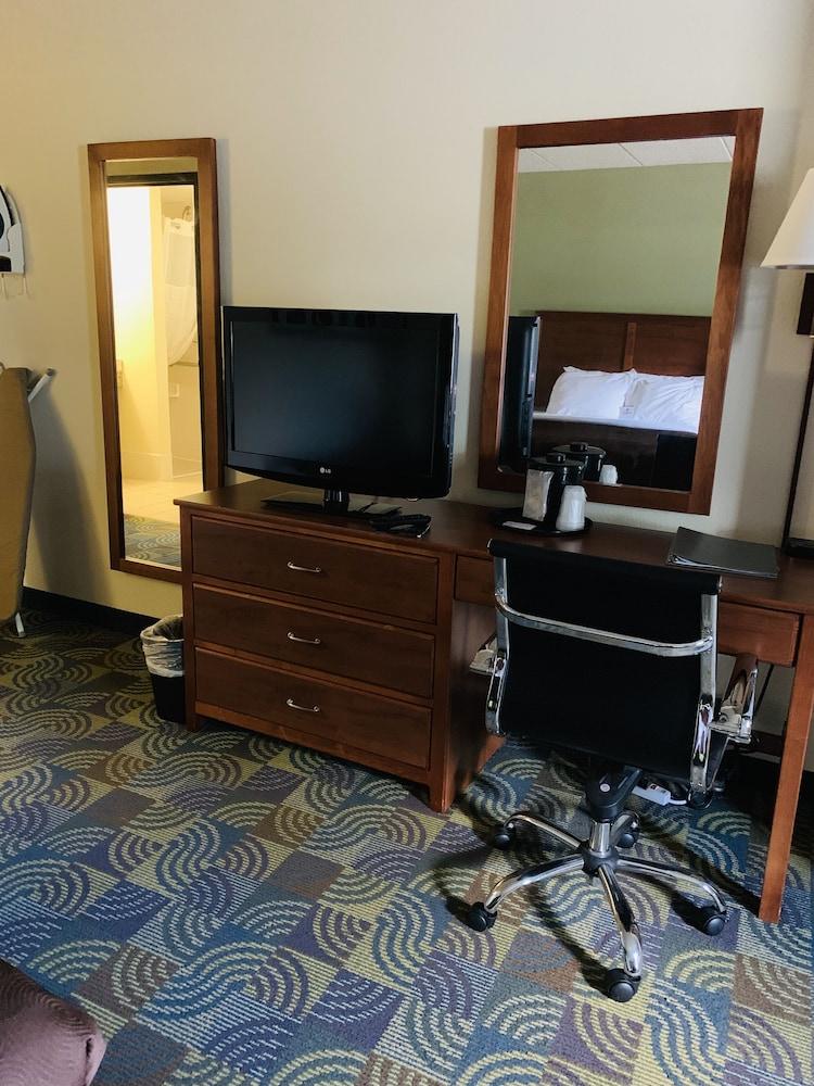 AmericInn by Wyndham Kewanee photo 40