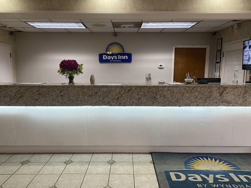 Days Inn by Wyndham Ozark photo 10