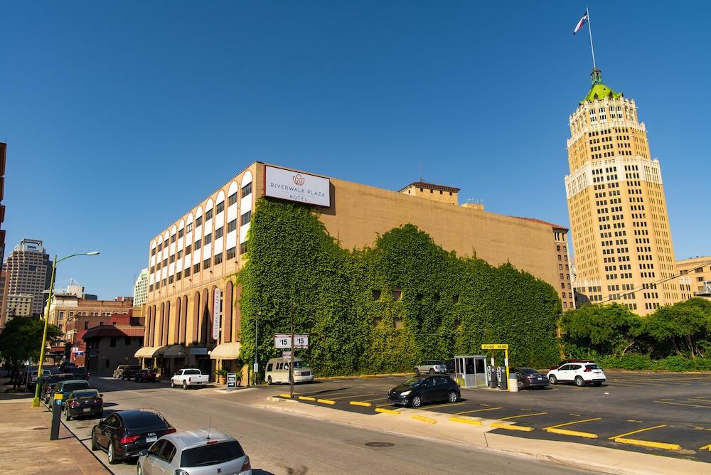 Riverwalk Plaza photo 93