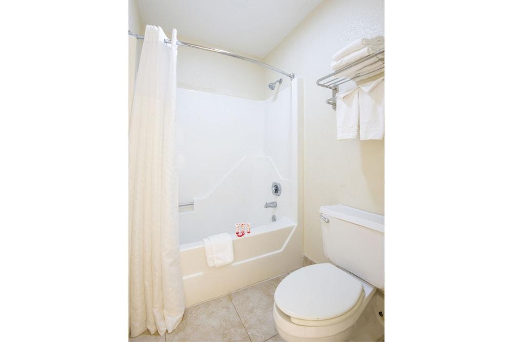 Econo Lodge Forest City photo 24