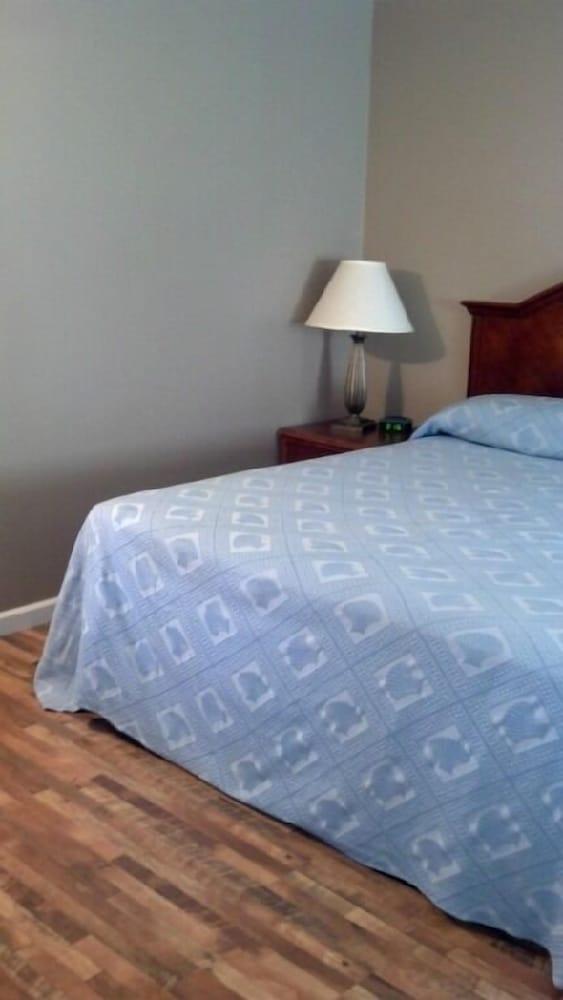 Edmond's Au Gres Inn photo 5