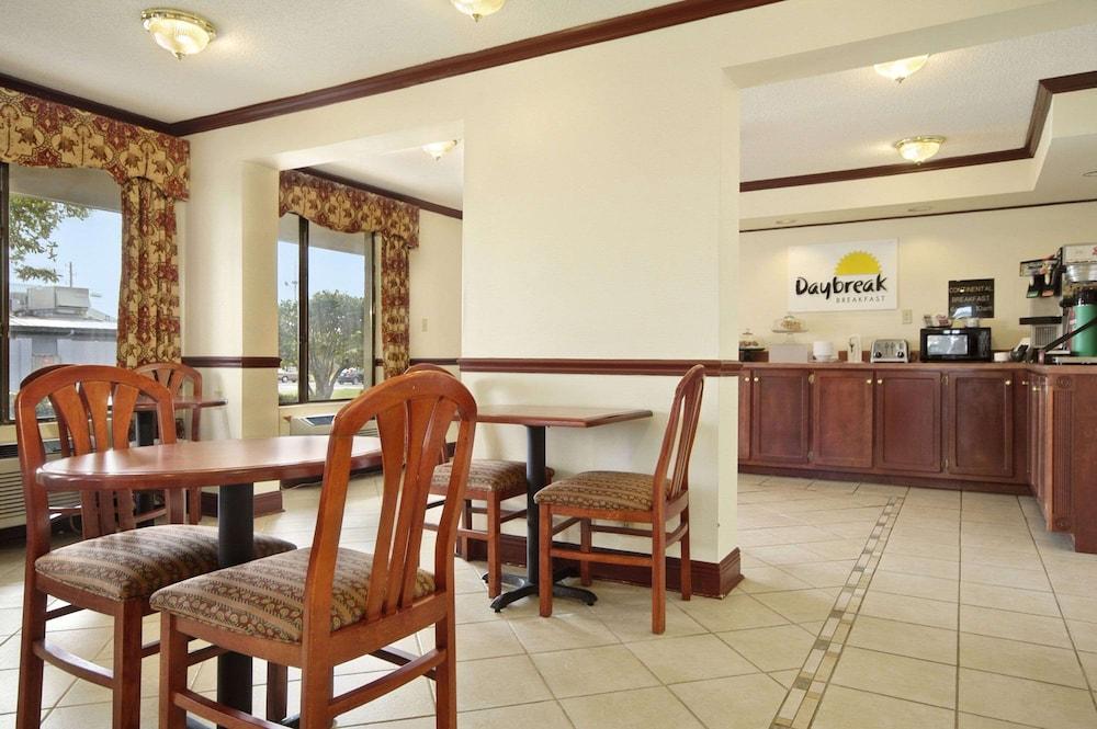 Days Inn & Suites by Wyndham Mobile photo 18