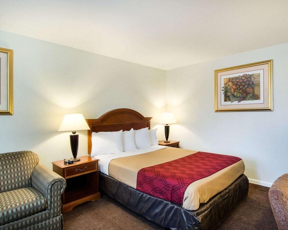 Econo Lodge Inn & Suites photo 20