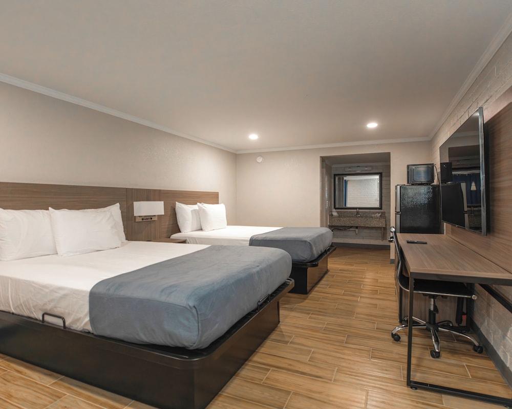 Economy Suites Extended Stay Tulsa photo 6