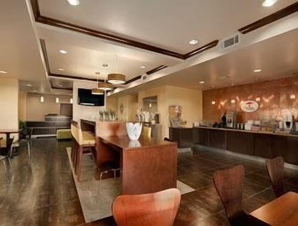 Super 8 by Wyndham Cotulla TX photo 14