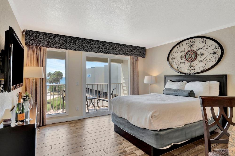 Seaside Luxury Oasis with balcony photo 29