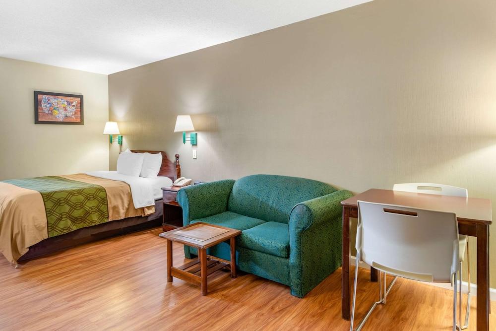 Econo Lodge Inn & Suites Southeast photo 16