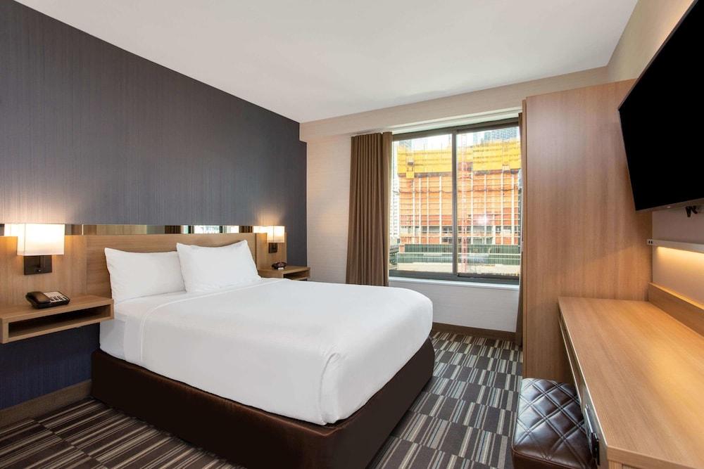 Microtel Inn by Wyndham Long Island City photo 20