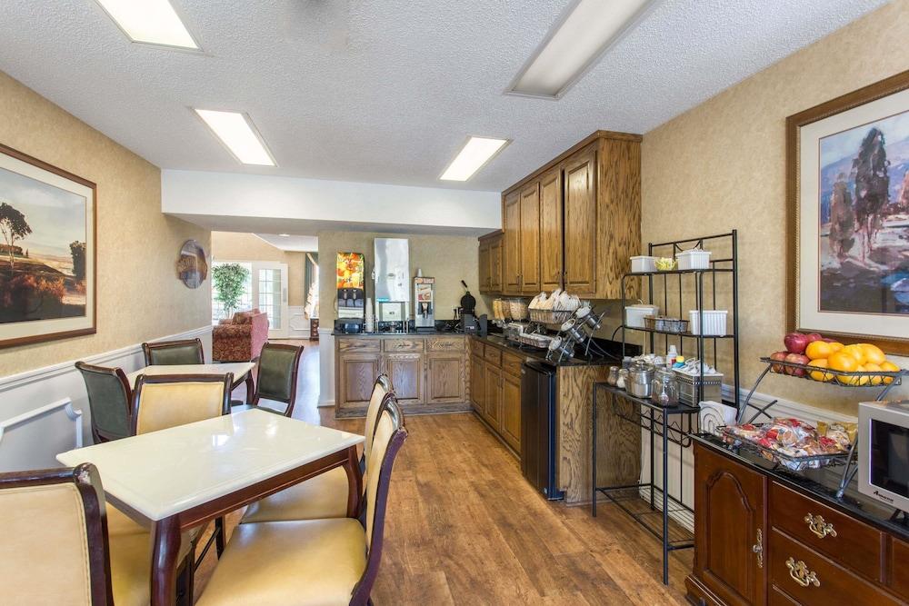 Baymont by Wyndham Dunn photo 10