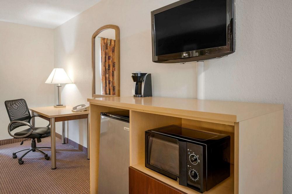 Quality Inn & Suites photo 11