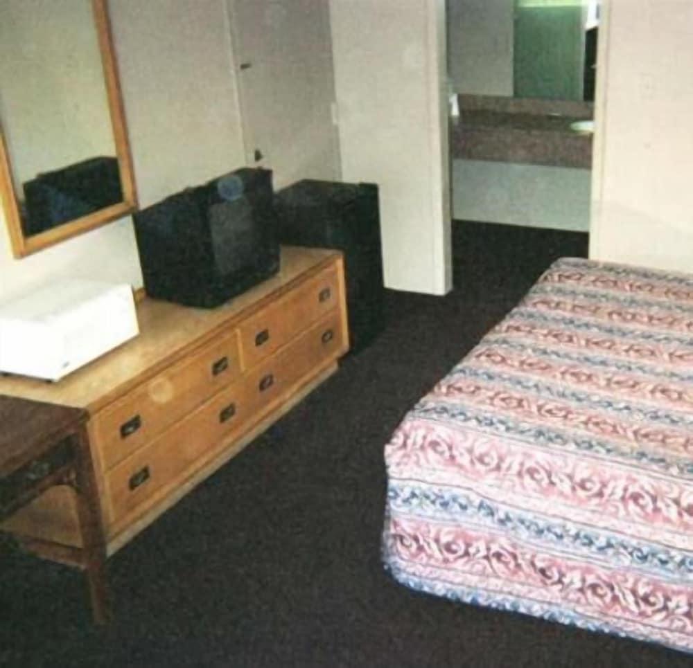 Royal Extended Stay Alcoa photo 13