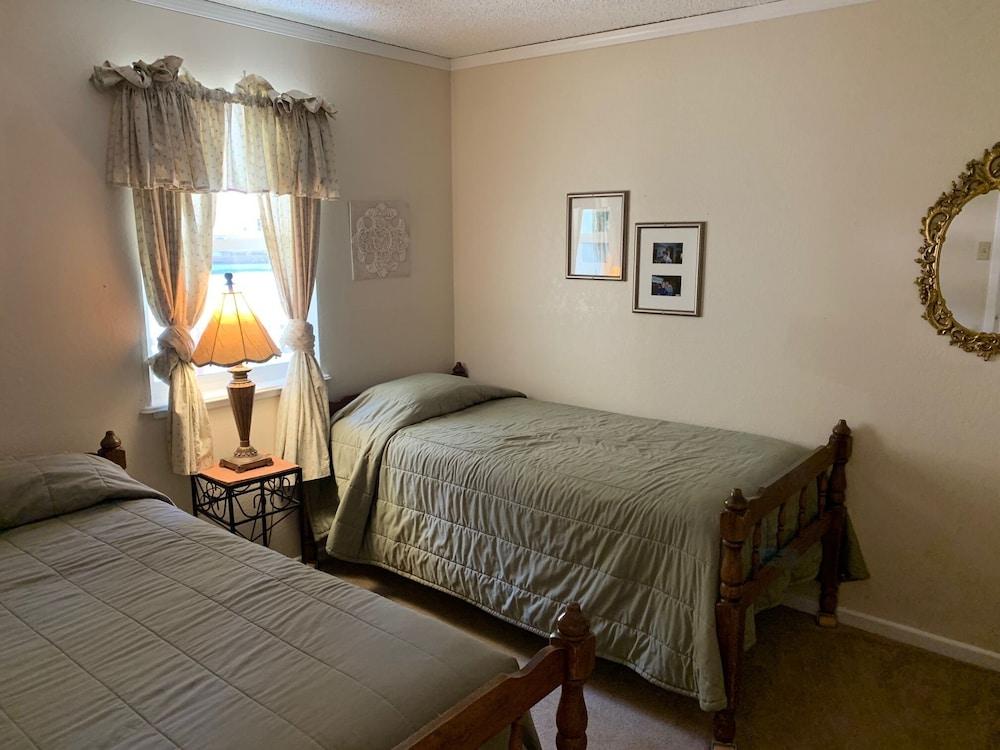 Auslander Condominiums photo 32