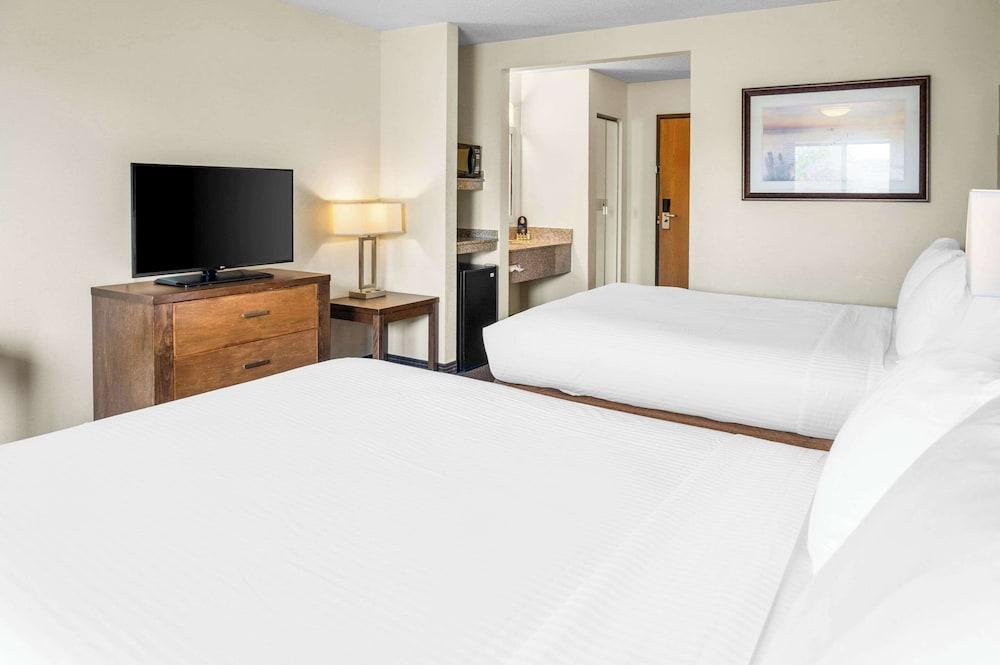 White Pines Inn & Suites photo 24