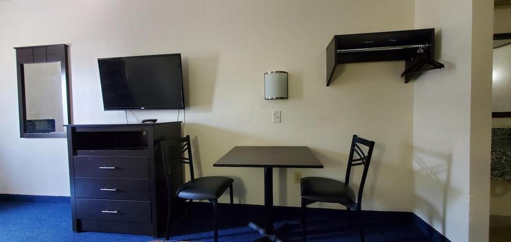 Plano Inn & Suites photo 20