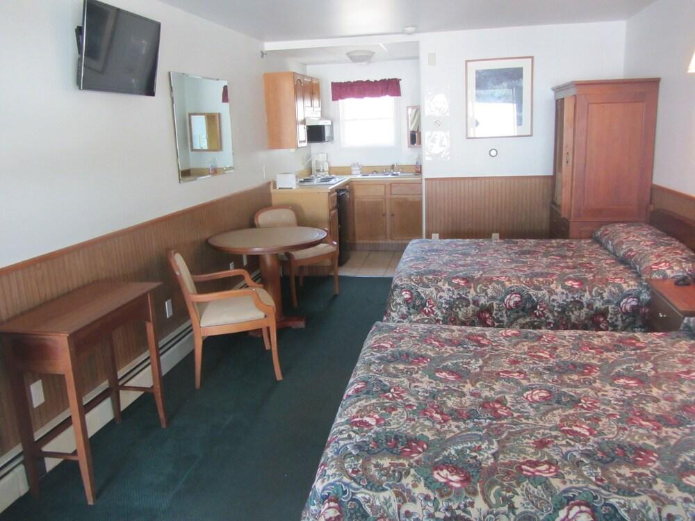 Green Dolphin Motel photo 3