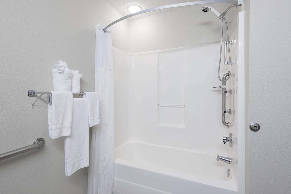 Microtel Inn & Suites by Wyndham Greenville / Woodruff Rd photo 12