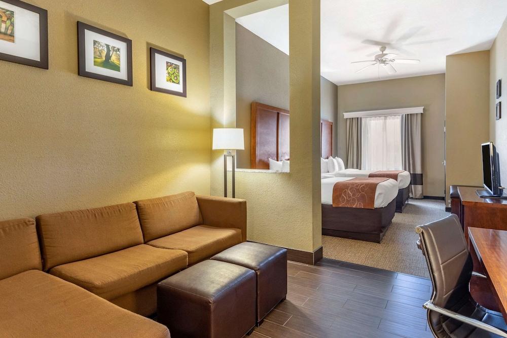 Comfort Suites Batesville photo 21