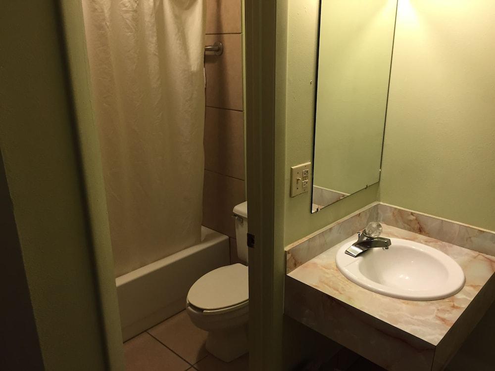 Sebring Inn photo 15
