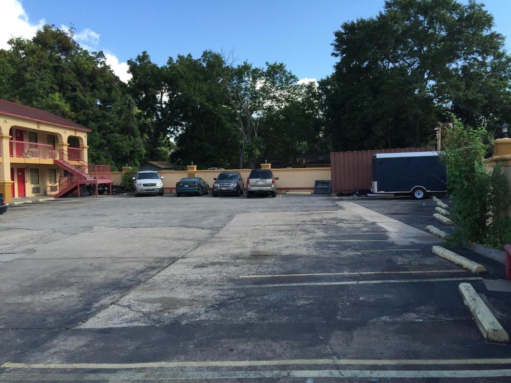 Regency Inn and Suites photo 10
