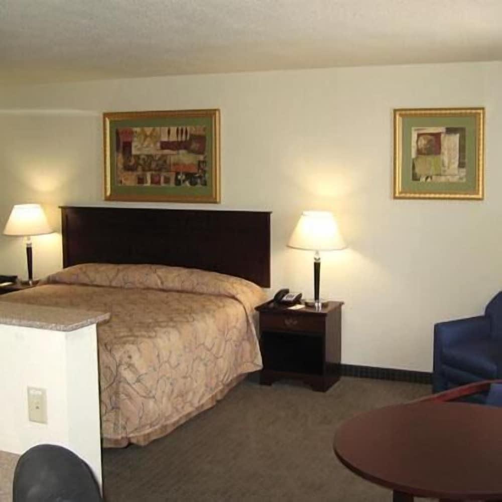 HomeTown Hotel Bryant photo 9