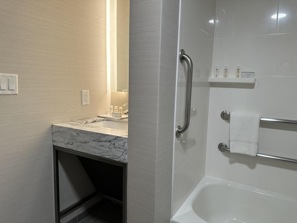 Crowne Plaza Nashville Airport by IHG photo 17