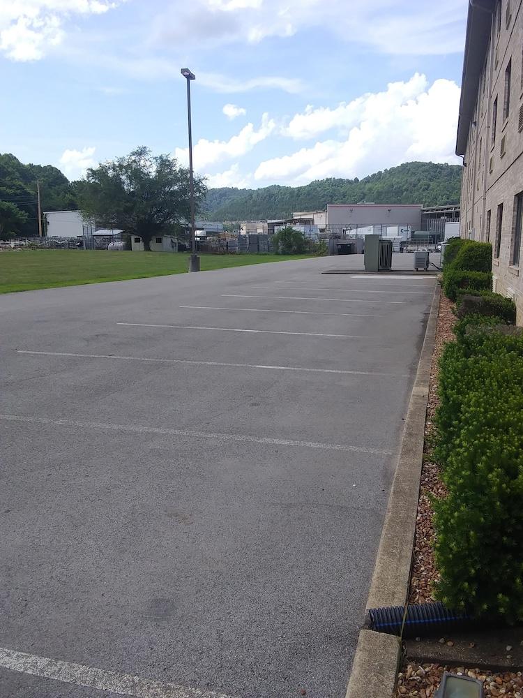 Brookshire Inn & Suites photo 27