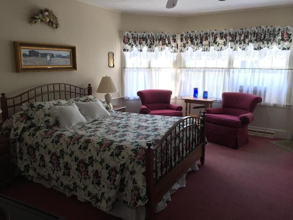 Holiday House Inn photo 35
