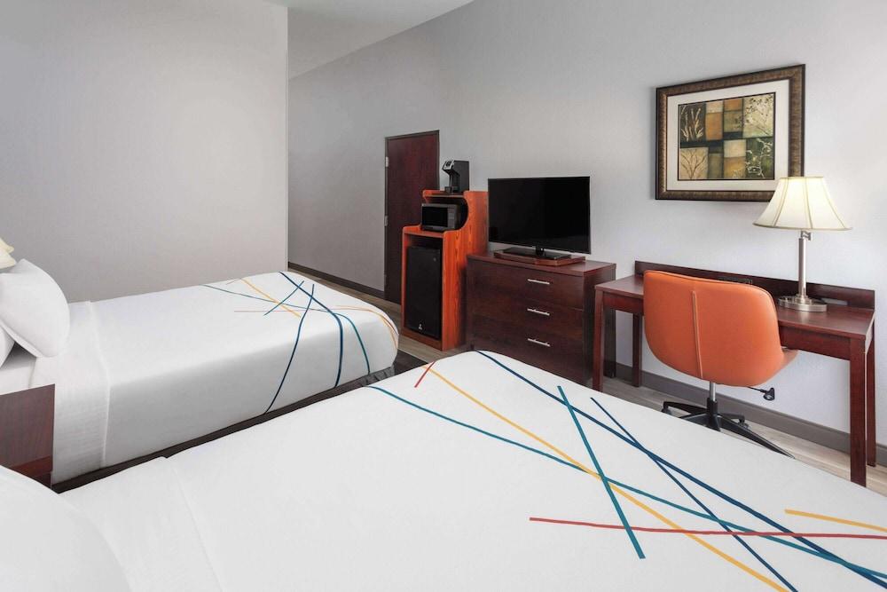 La Quinta Inn & Suites by Wyndham Woodward photo 31