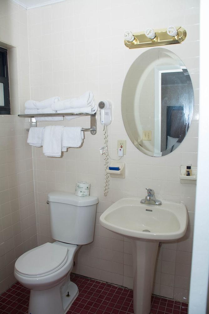 Atlantic Inn & Suites photo 65